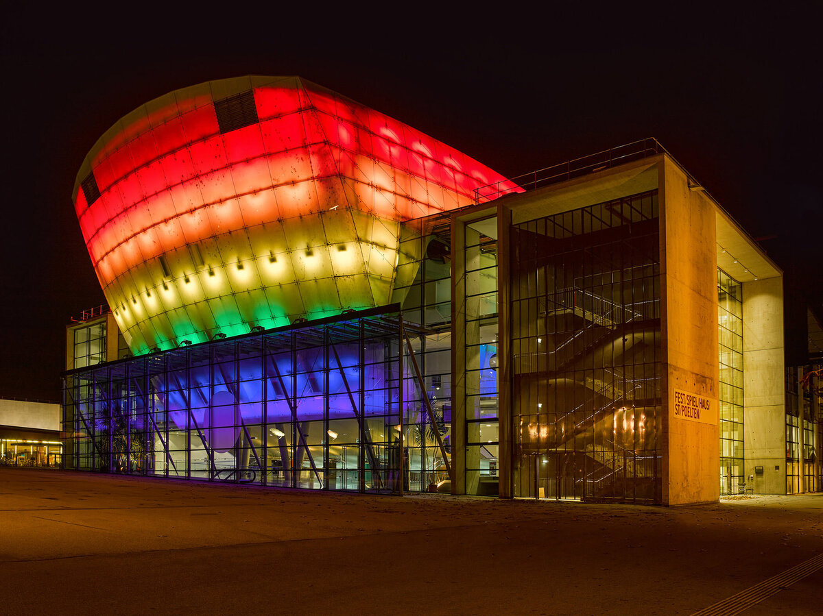 Architekturfotografie des Festspielhauses St. Pölten mit Regenbogenbeleuchtung – ausdrucksstarke Nachtaufnahme für Kultur-, Licht- und Architekturprojekte in Österreich