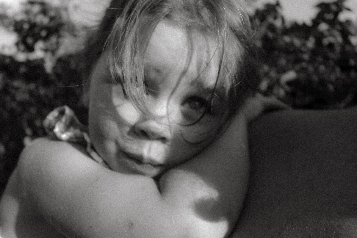 columbia-mo-berry-picking-lloyds-family-session-documentary-led00030