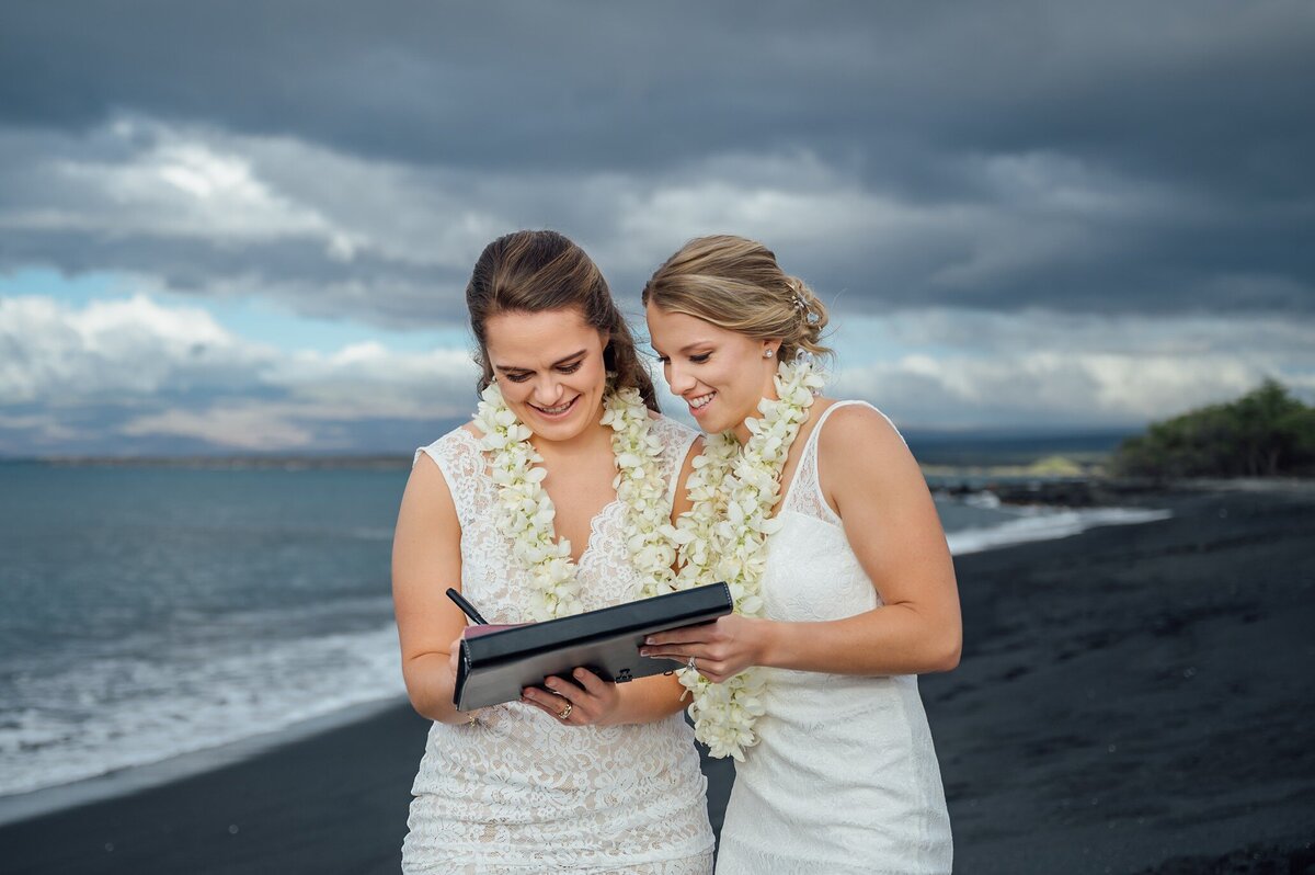 kiholo-black-sand-beach-elopement_0095