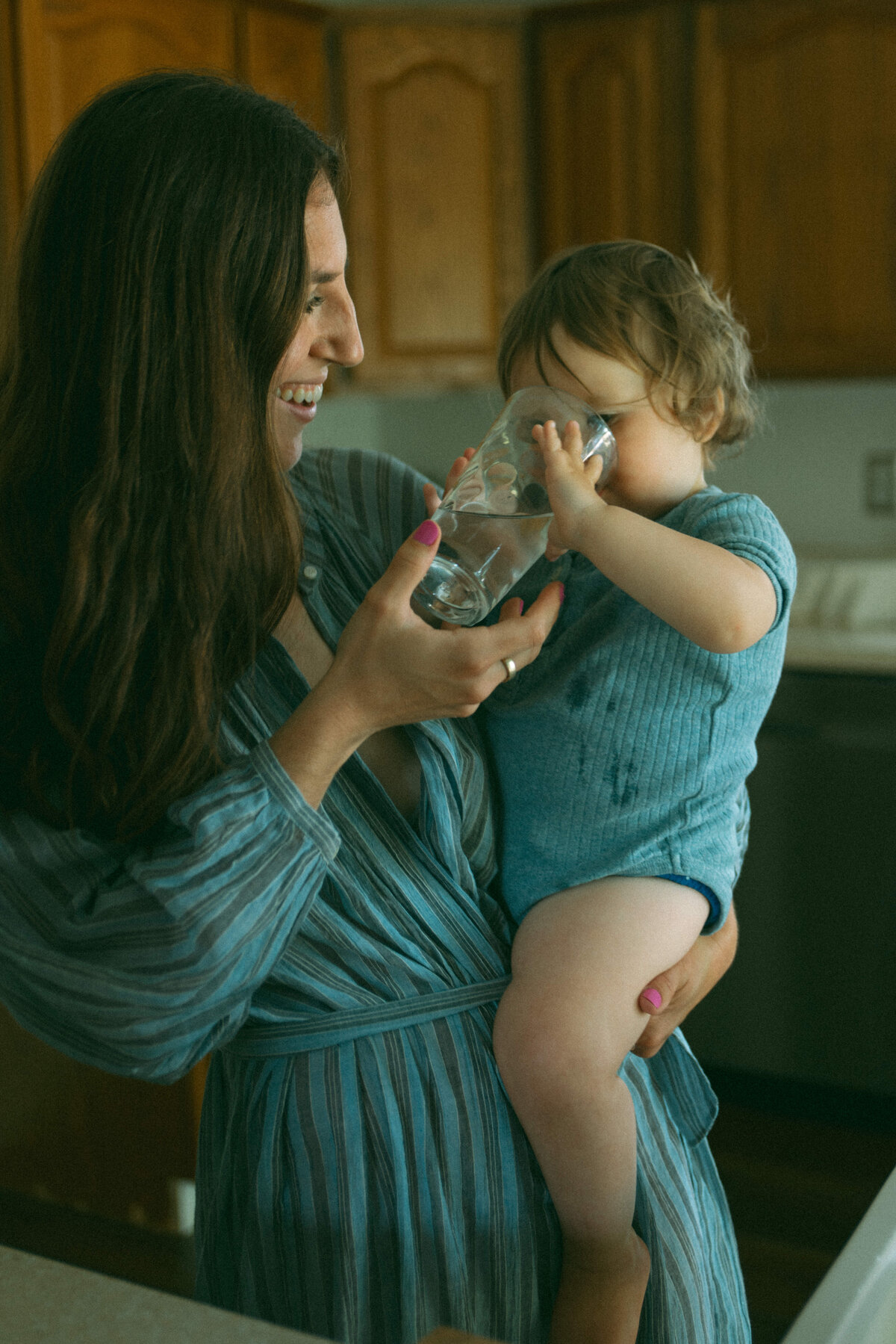breastfeeding-motherhood-longform-session-in-home-75