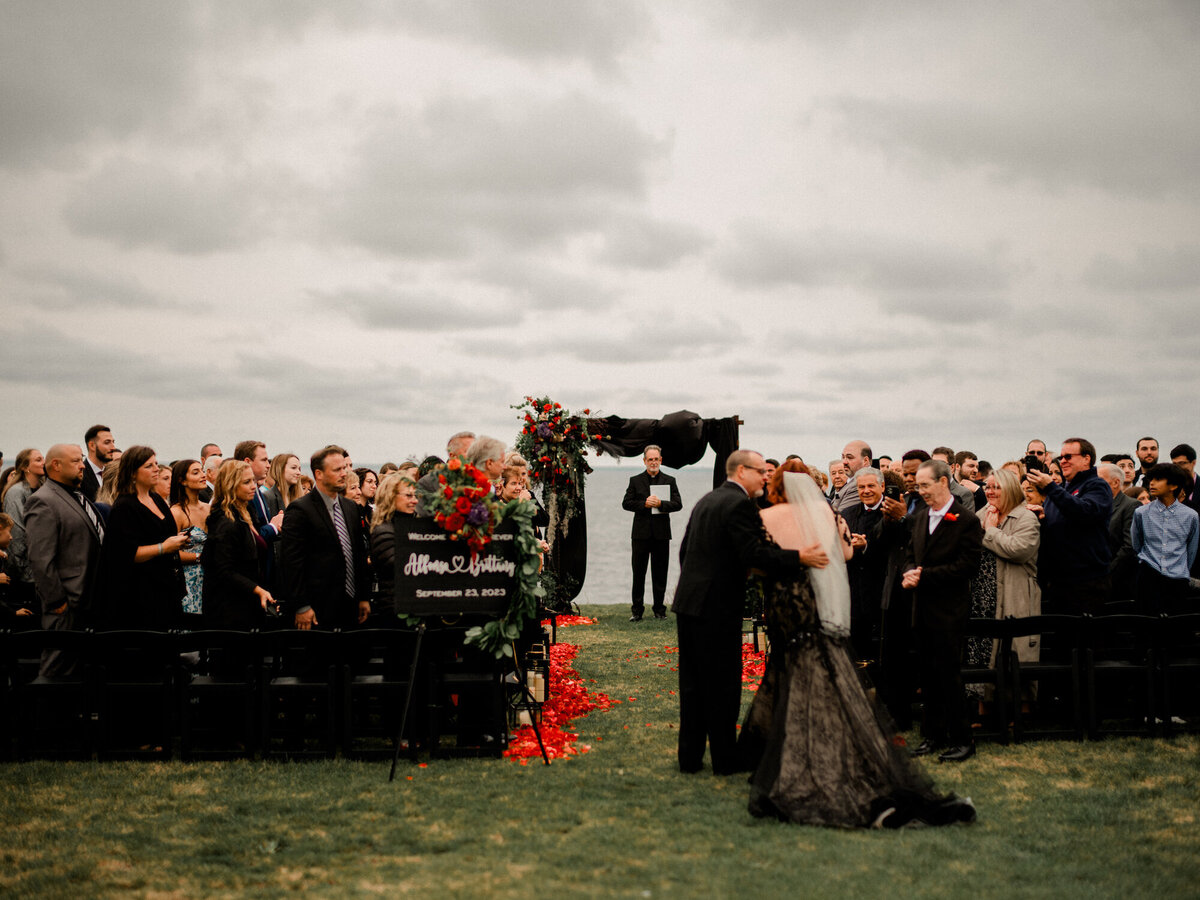 seaside-ceremony-at-cliff-house-maine