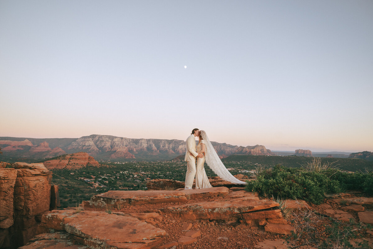 sedona-arizona-bride-groom-portraits-editorial-35mm-film-dana-maruna-photo-22