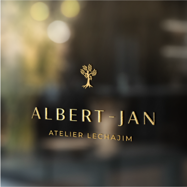 logo op raam messing