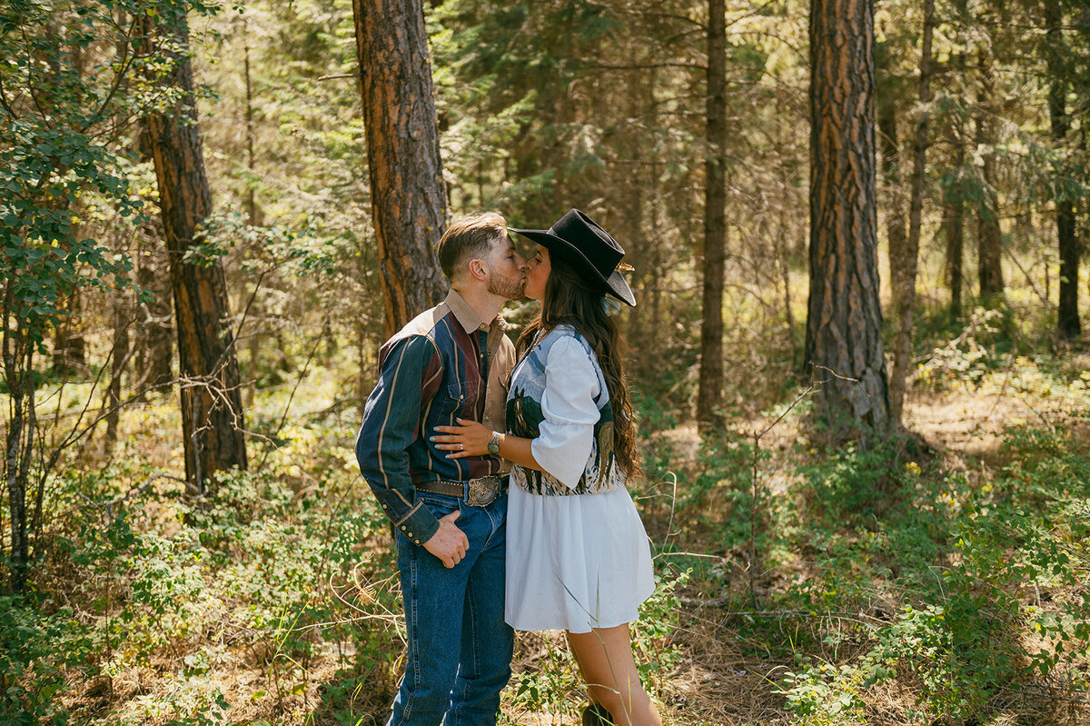 presley-gray-photo-haybale-forest-montana-elopement-8077