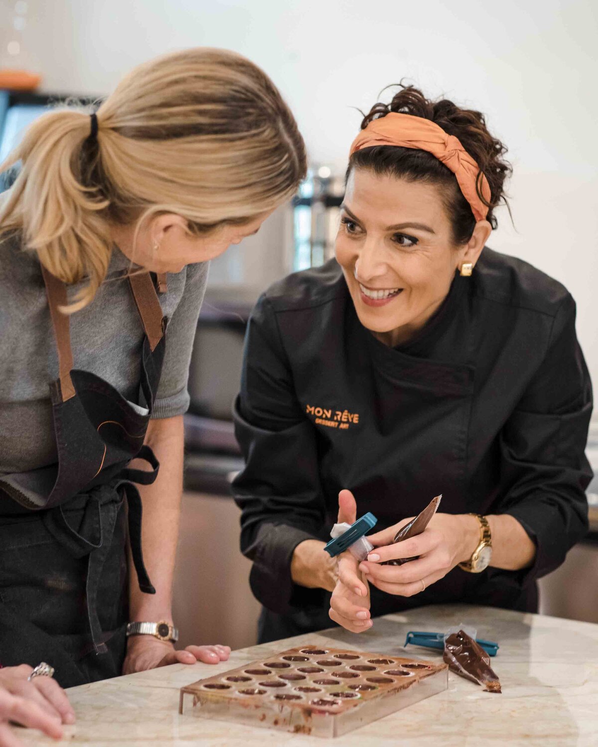 pooneh-yamini-helps-student-mon-reve-chocolate--holiday-workshop