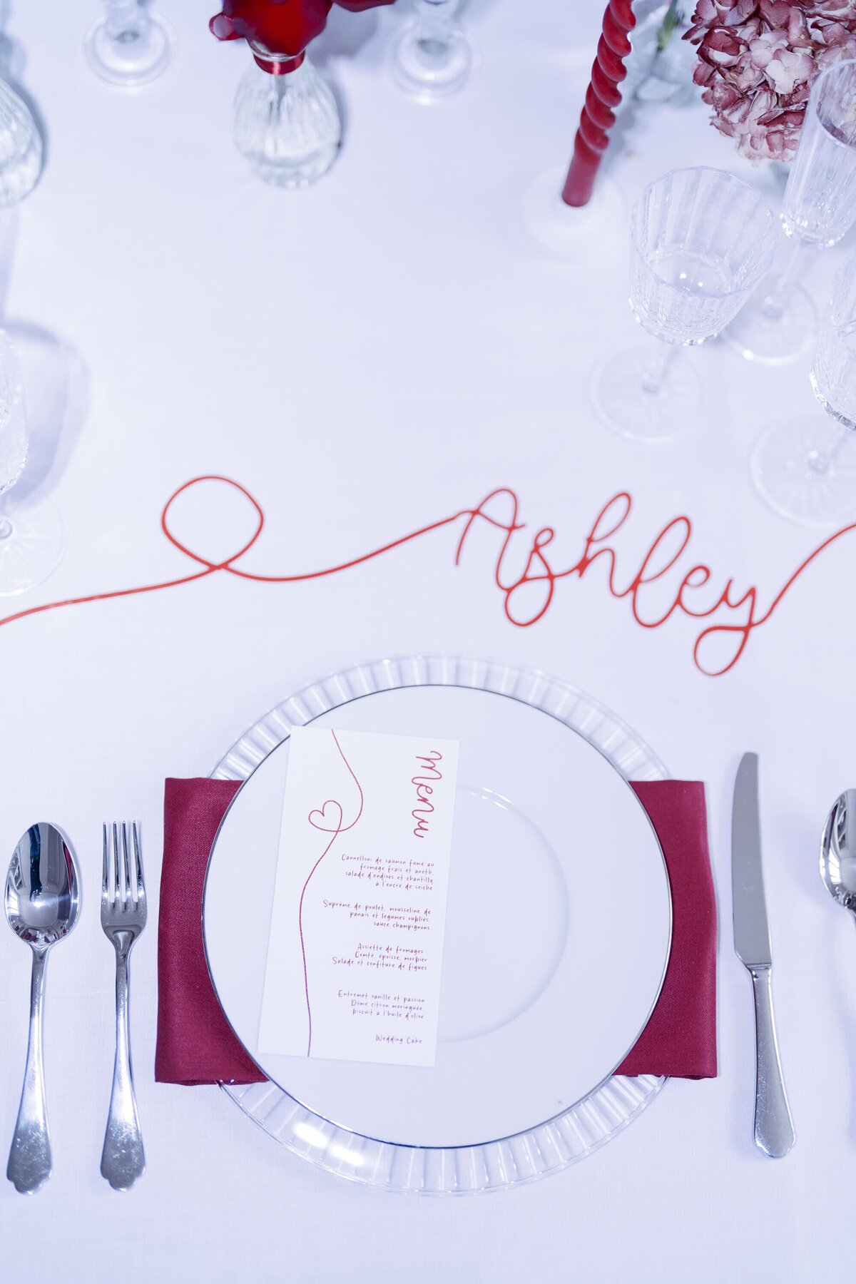 decoration-table-mariage-romantique-rouge-et-blanc