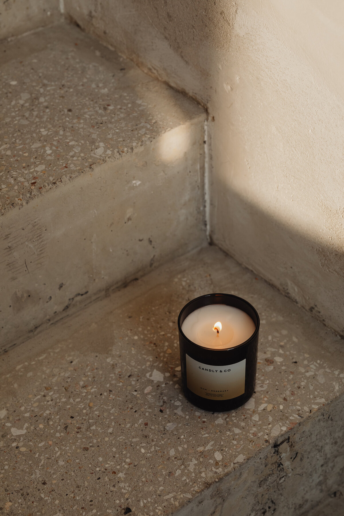 kaboompics_product-photography-candles-and-diffuser-fragrances-branding-packaging-29037