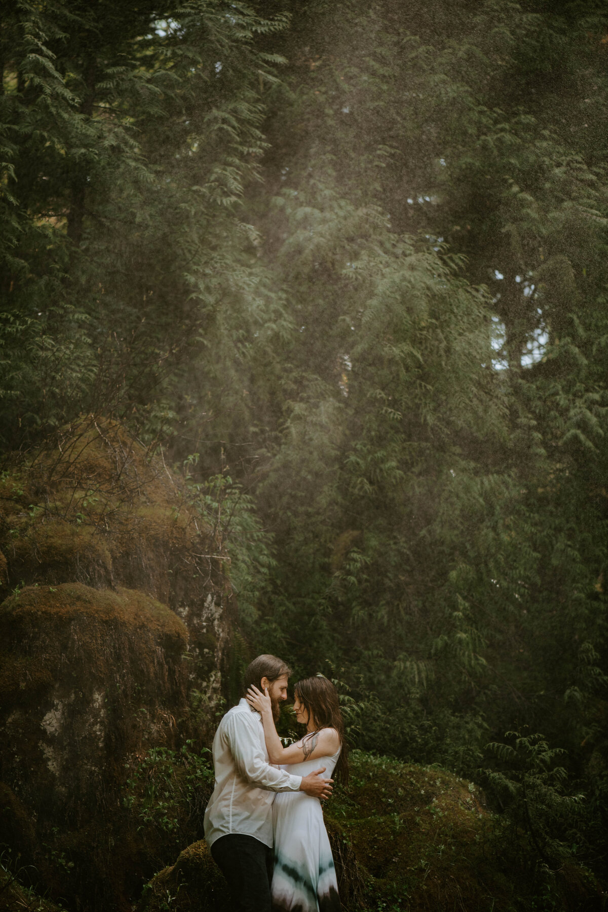 sahalie-falls-summer-oregon-photoshoot-adventure-photographer-bend-couple-forest-outfits-elopement-wedding8493