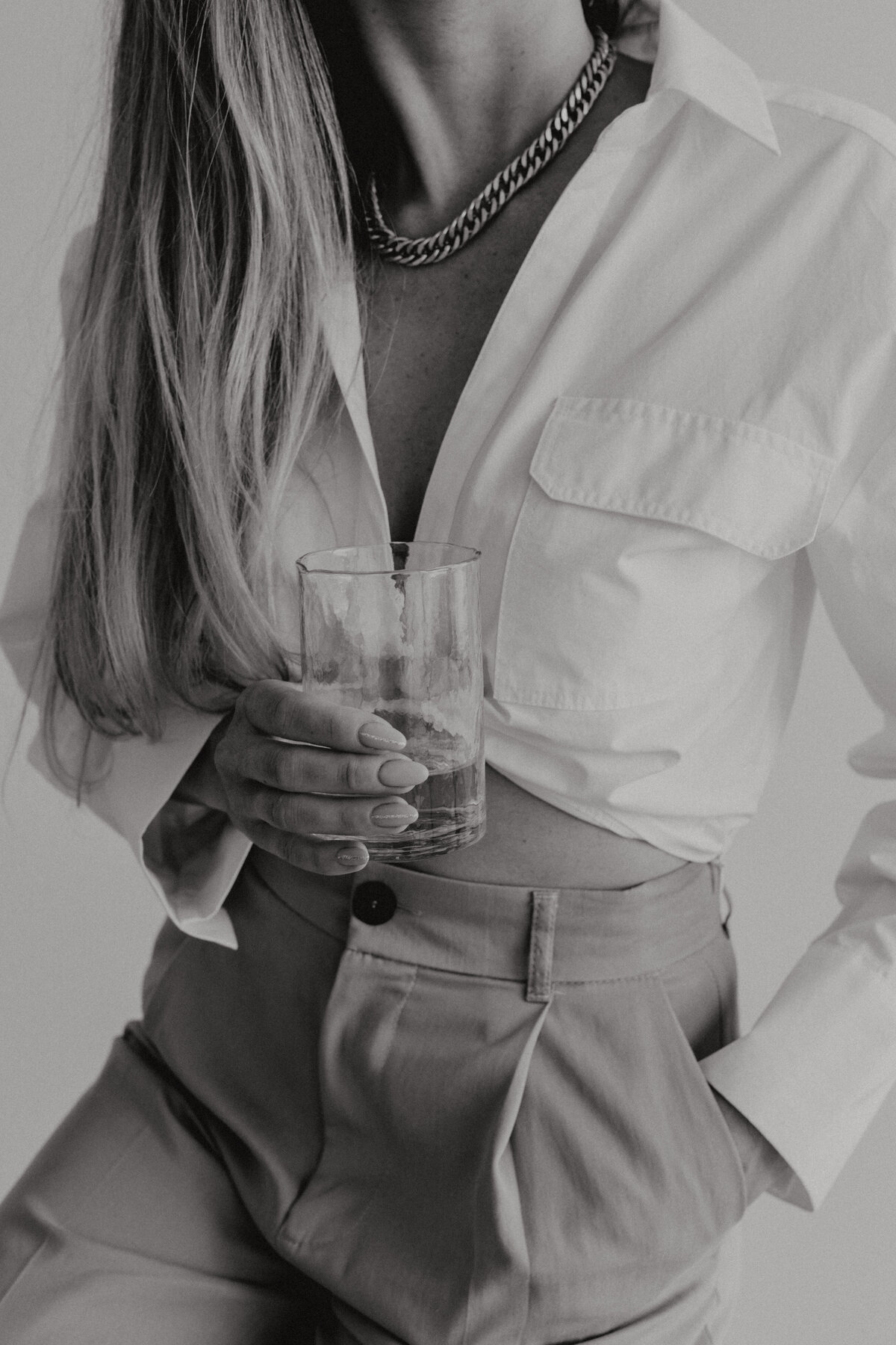 kaboompics_white-shirt-glass-of-water-27508