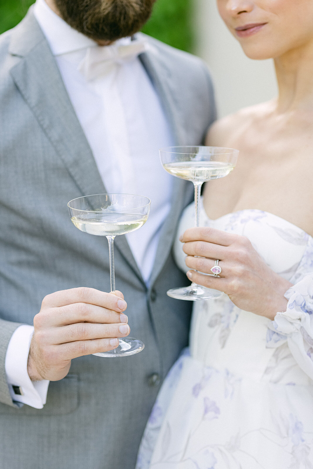 Svatební přípitek nevěsty a ženicha
