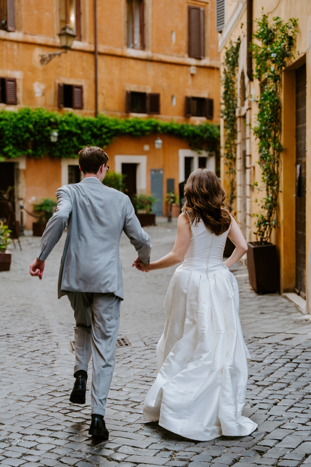Romantic moment in a narrow Rome alleyway.