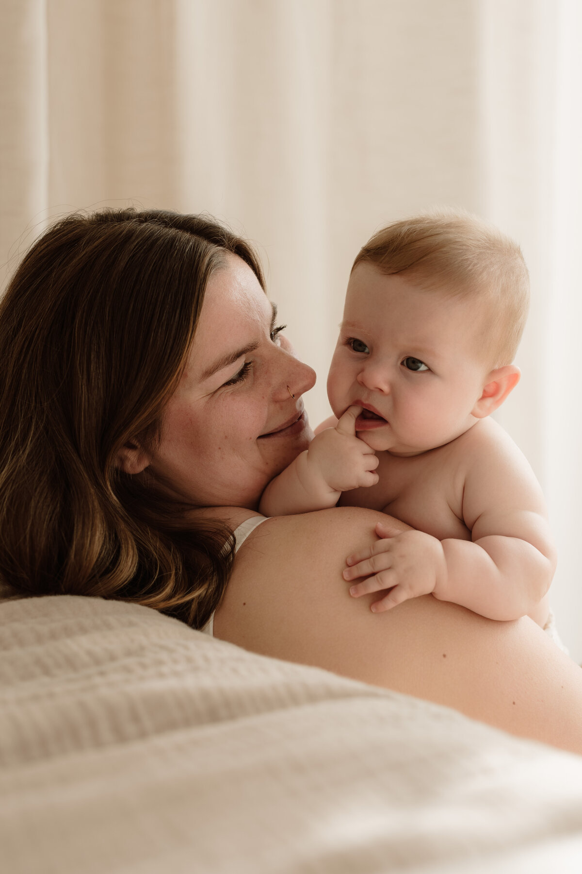 newborn fotograaf - gezinsfotograaf - zwangerschapsfotografie - videograaf - Sint-Niklaas - Pictures by Jess - Mama en baby shoot - borstvoeding