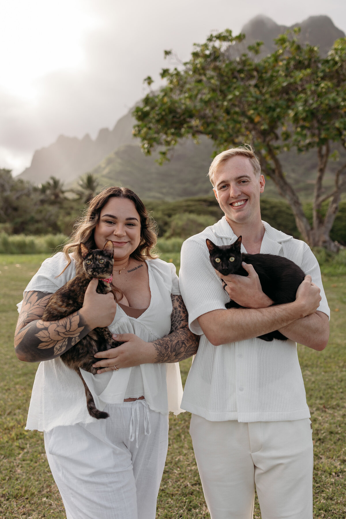 kualoa-beach-park-couples-photoshoot-with-cats-3