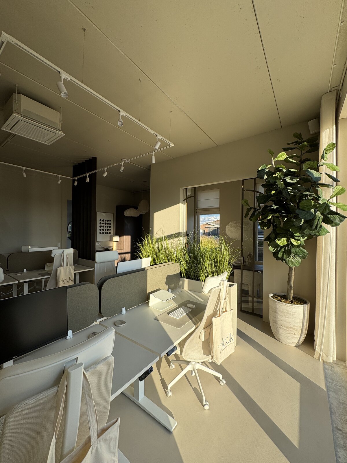 De Pleck - beige kantoor