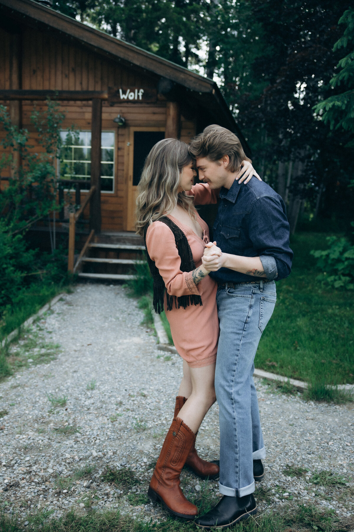vpc-couples-vintage-cabin-shoot-8