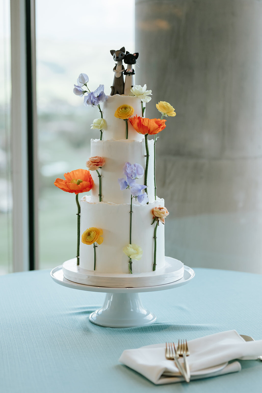 cat-on-wedding-cake