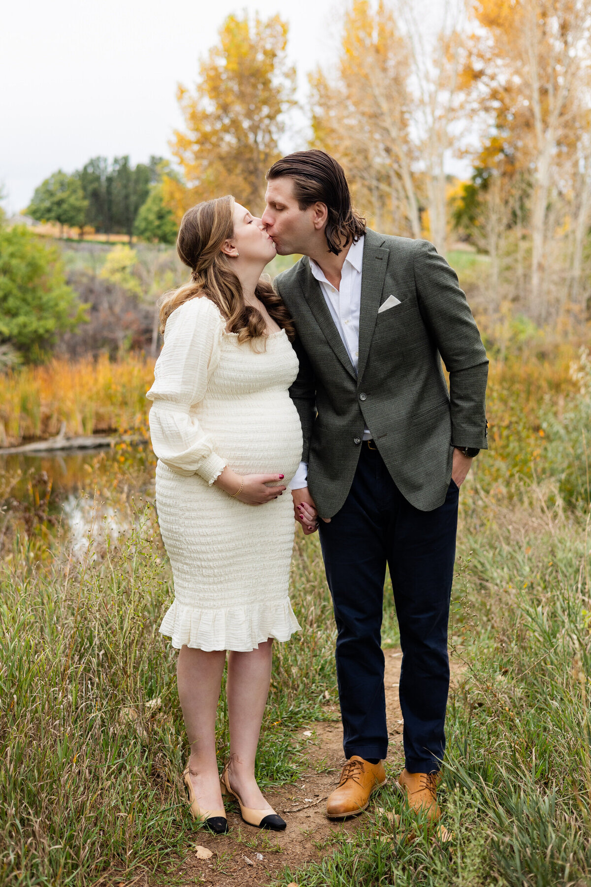 Pregnant wife and her husband share a kiss.