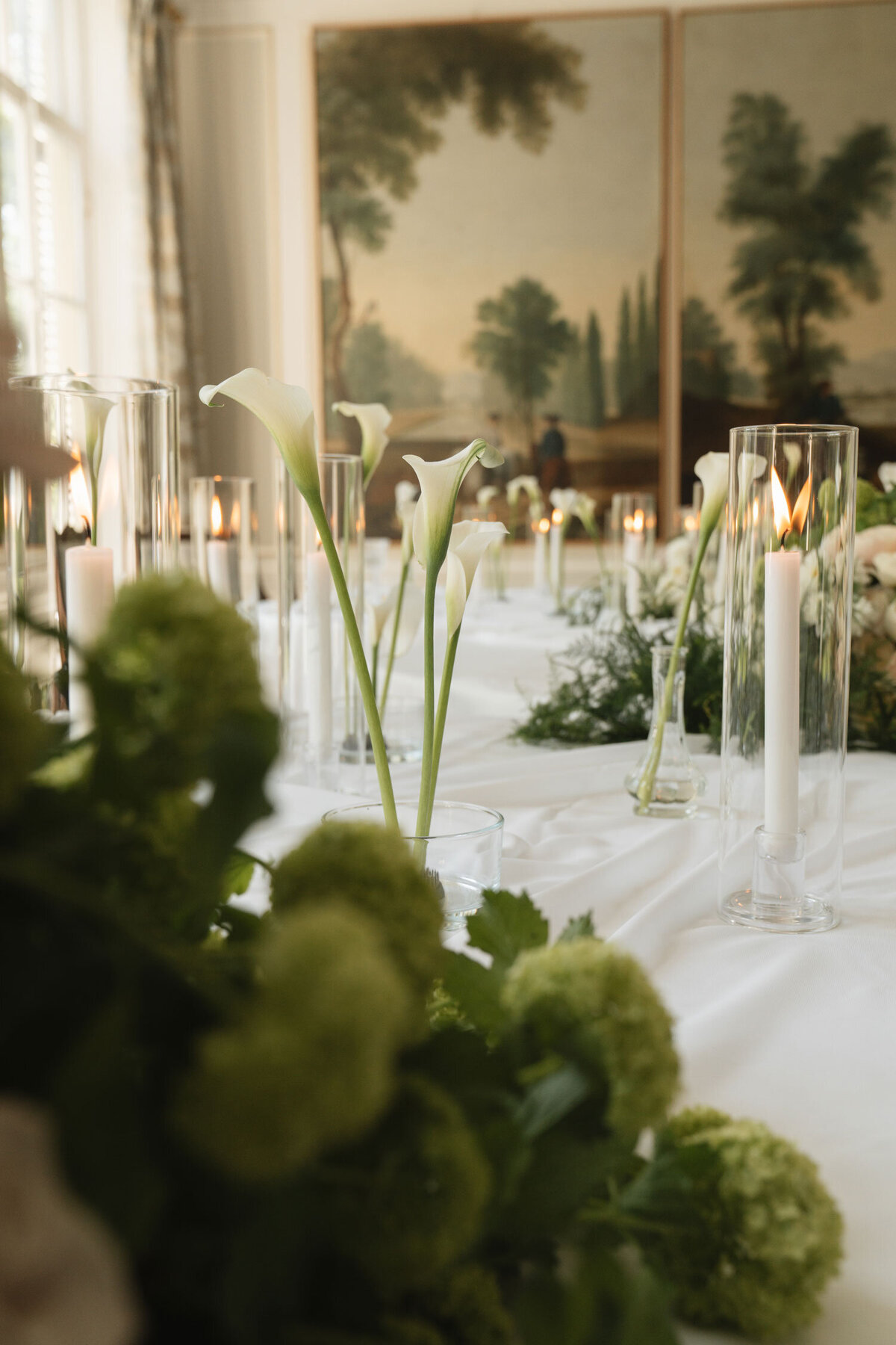 Elegant wedding with classic styling and a modern wedding cake for an intimate wedding in Amsterdam.