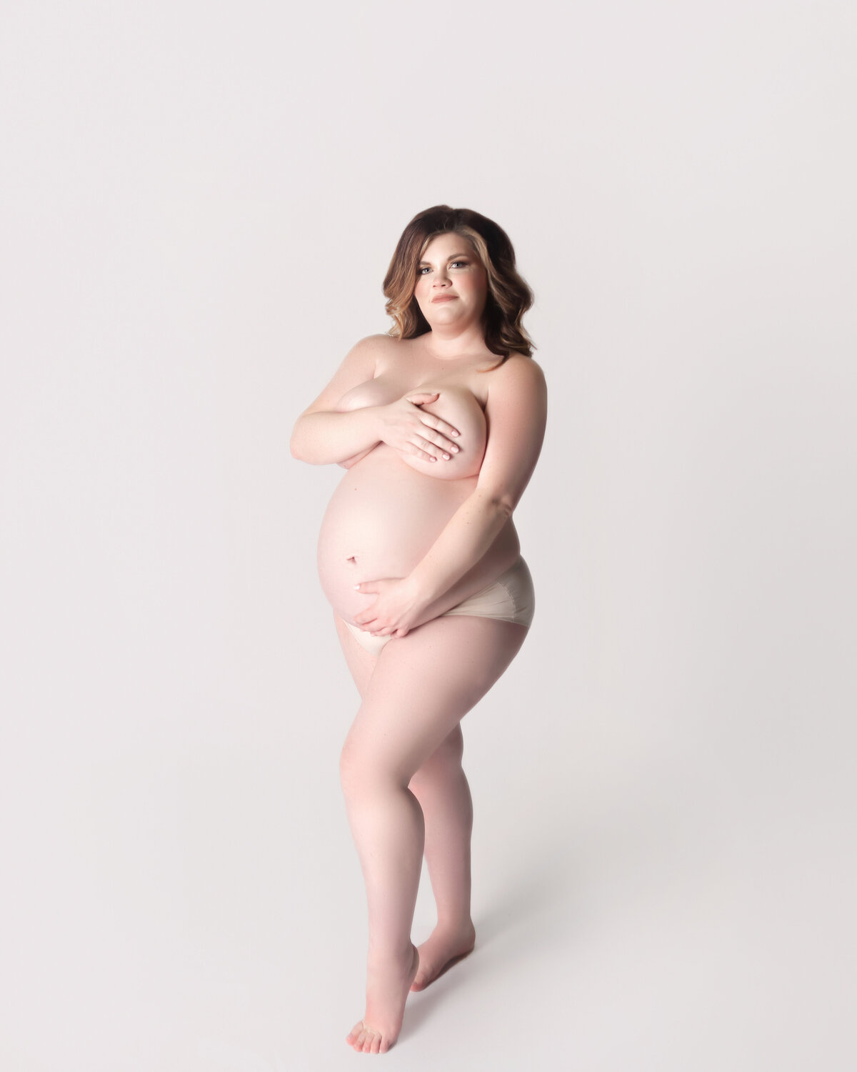pregnant women posing nude during maternity photoshoot