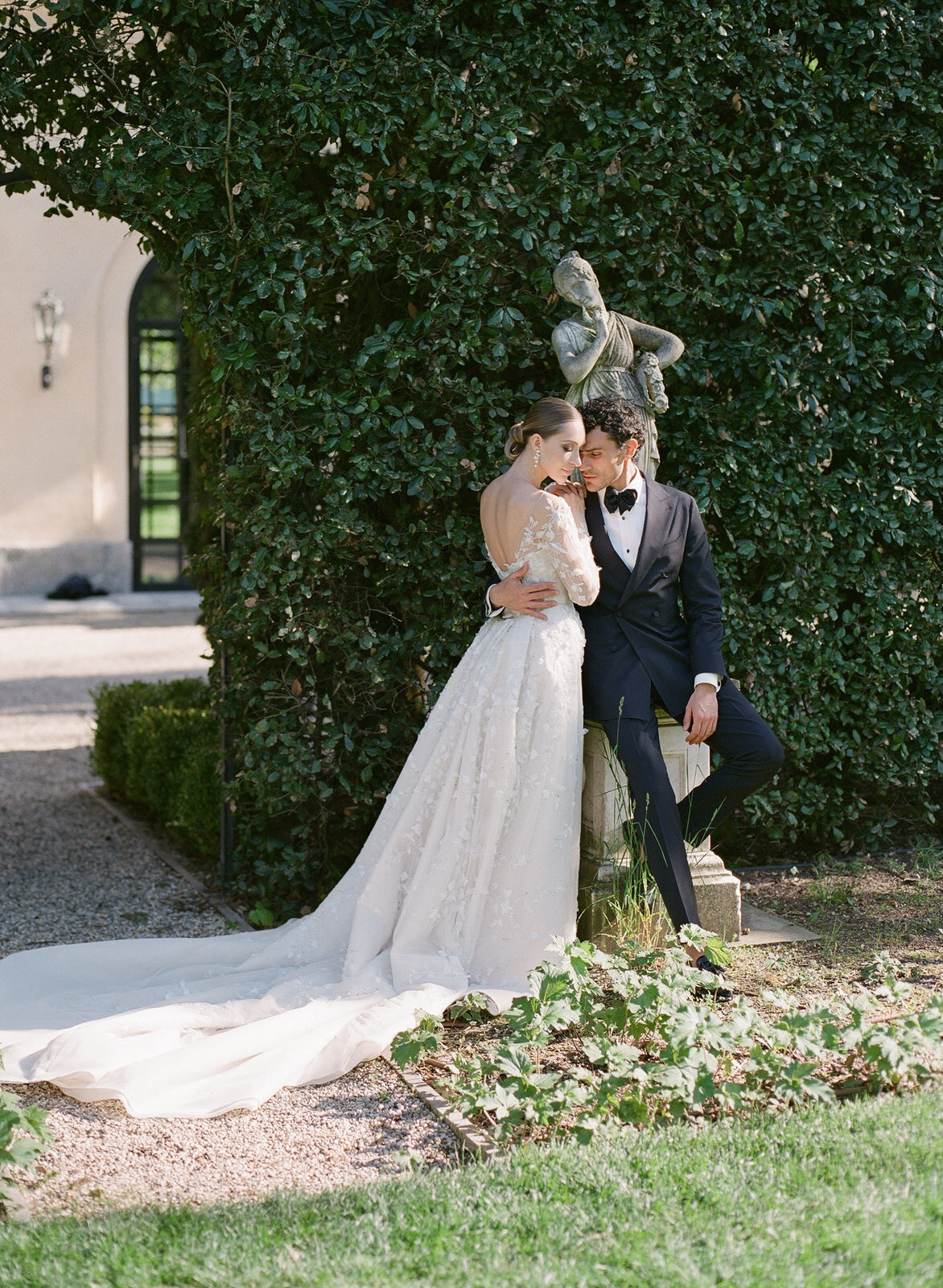 wedding couple in the garden of Villa Balbiano