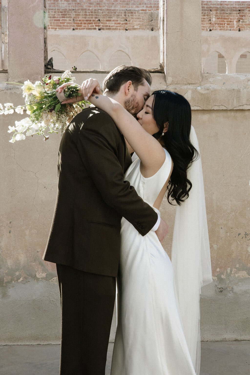 couple-kiss-monroe-street-abbey-phoenix-wedding