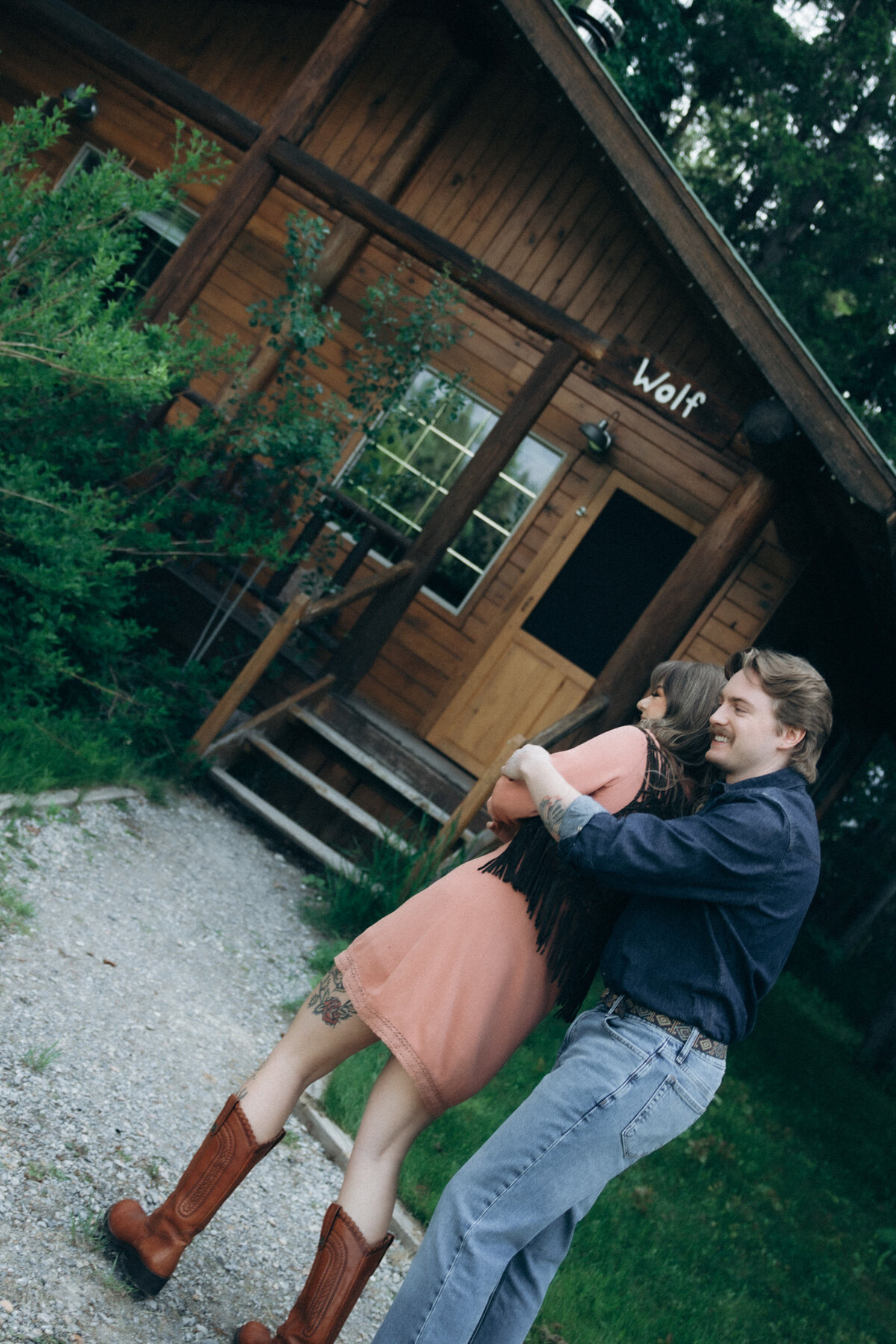 vpc-couples-vintage-cabin-shoot-11