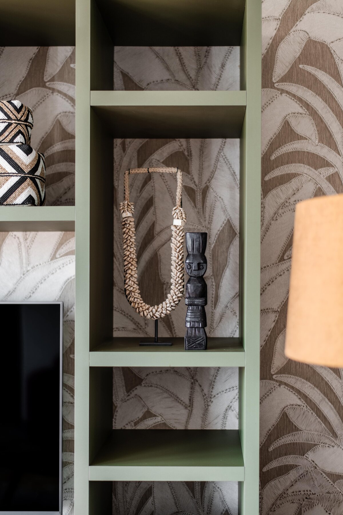 Interieurontwerp Woerden, Interieurontwerpstudio Woerden, Interieurontwerper Woerden, Interior design Woerden, Interieurstudio Woerden, Interieur ontwerpen Woerden, Interieur ontwerp Woerden, Interieurinrichting Woerden, Interieurstylist Woerden, interieurdesign Woerden, Interieuradvies Woerden, Badkamer Woerden, Keukenontwerp Woerden, Kookeiland Woerden, Toilet Woerden, Arte Behang, Ronde spiegels Woerden, Groene tegels, Zwarte tegels