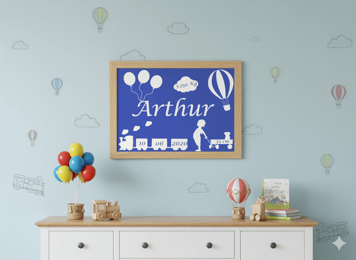 Cadre de naissance sur le thème des montgolfières et du voyage, avec silhouettes d’un enfant, de ballons et d’un petit train, accroché au mur d’une chambre de bébé décorée de nuages. Le cadre affiche un prénom et des informations de naissance