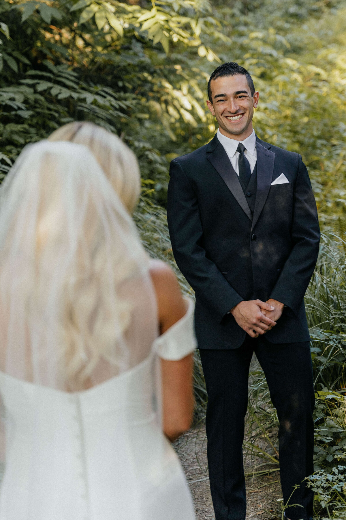 oregon-forest-wedding-first-look-groom