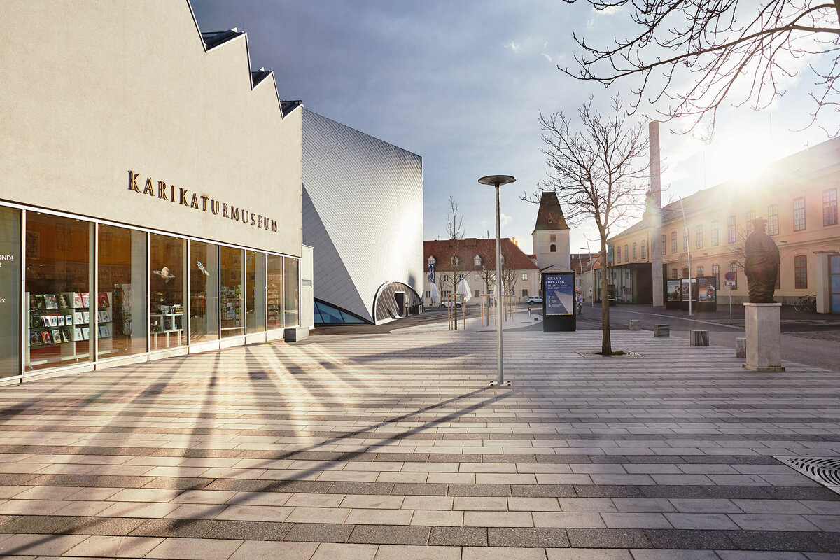 Architekturfotografie des Karikaturmuseums an der Kulturmeile Krems – harmonisches Zusammenspiel aus Licht, Raum und Kontext für kulturelle und touristische Kommunikation in Niederösterreich