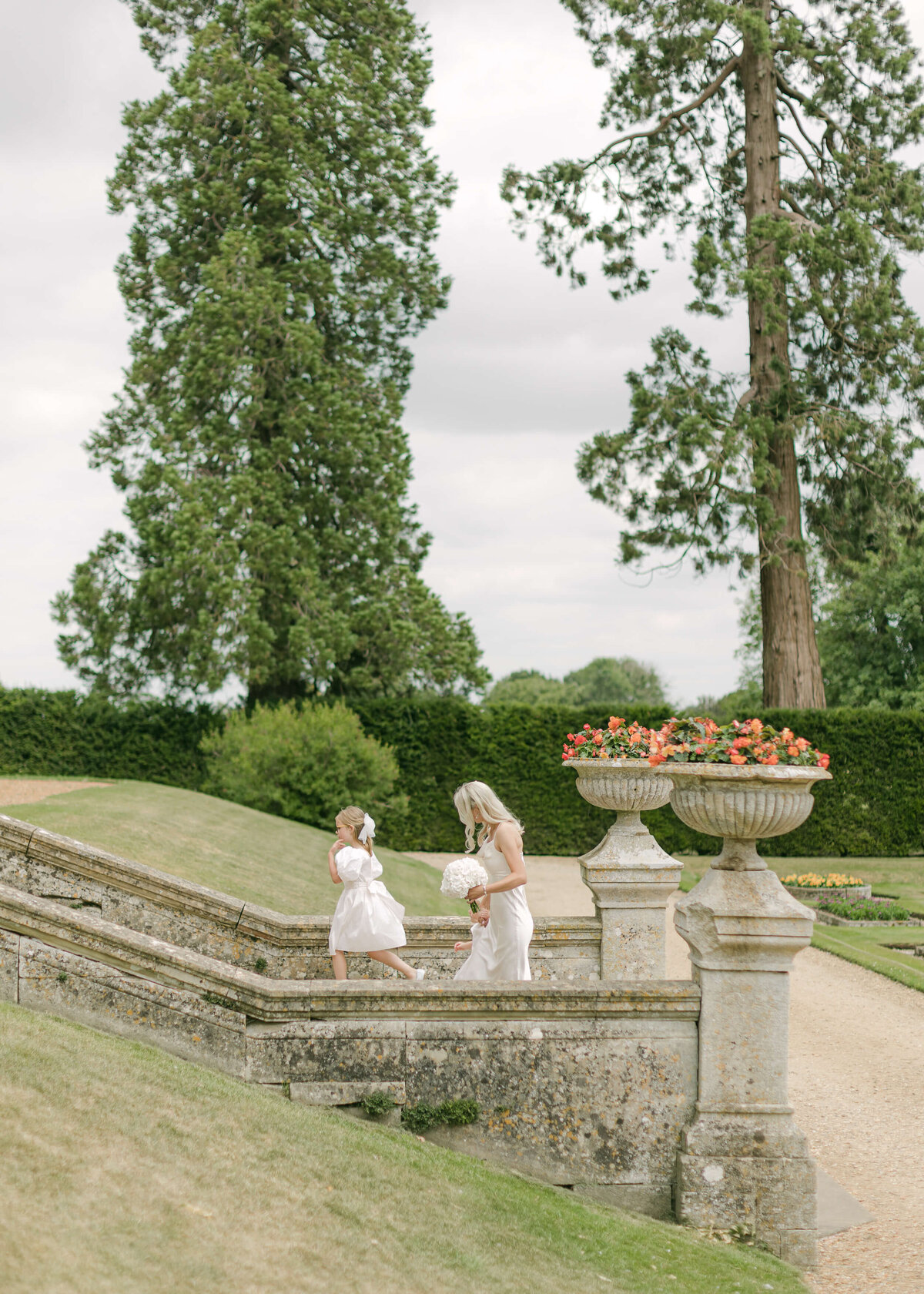 chloe-winstanley-weddings-grittleton-house-flowergirl