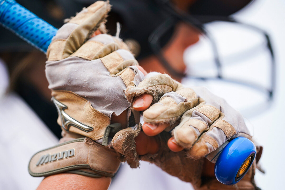 kansas-city-sports-photography-0109-baseball-glove-and-bat-closeup