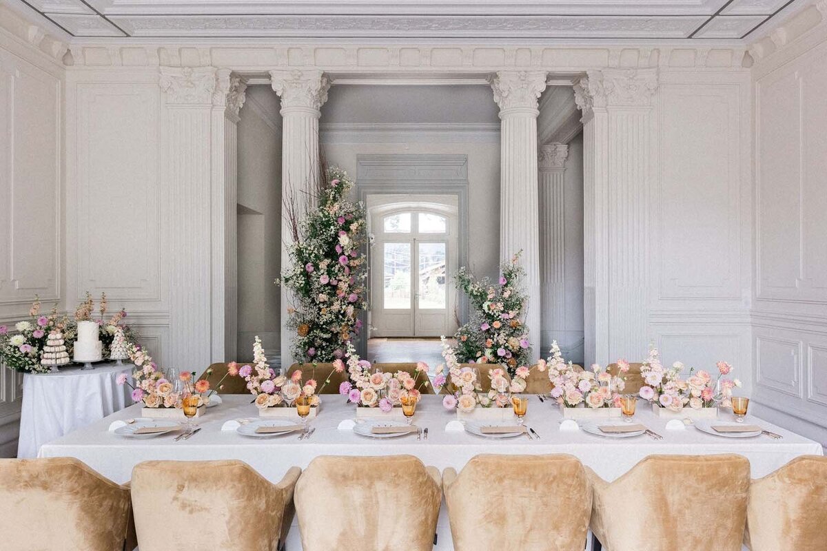 Colorful couture wedding at luxury hotel chais Monnet in Cognac - Veronique Lorre artistic direction floral designer34