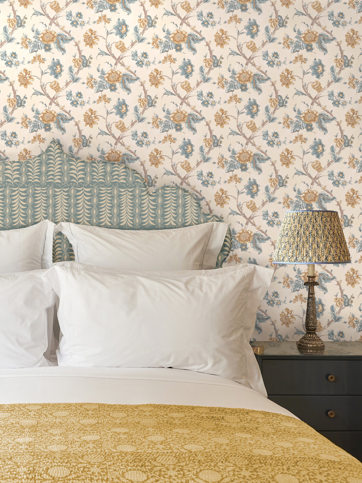 Rosa_Antique_Yellow_Blue_Wallpaper