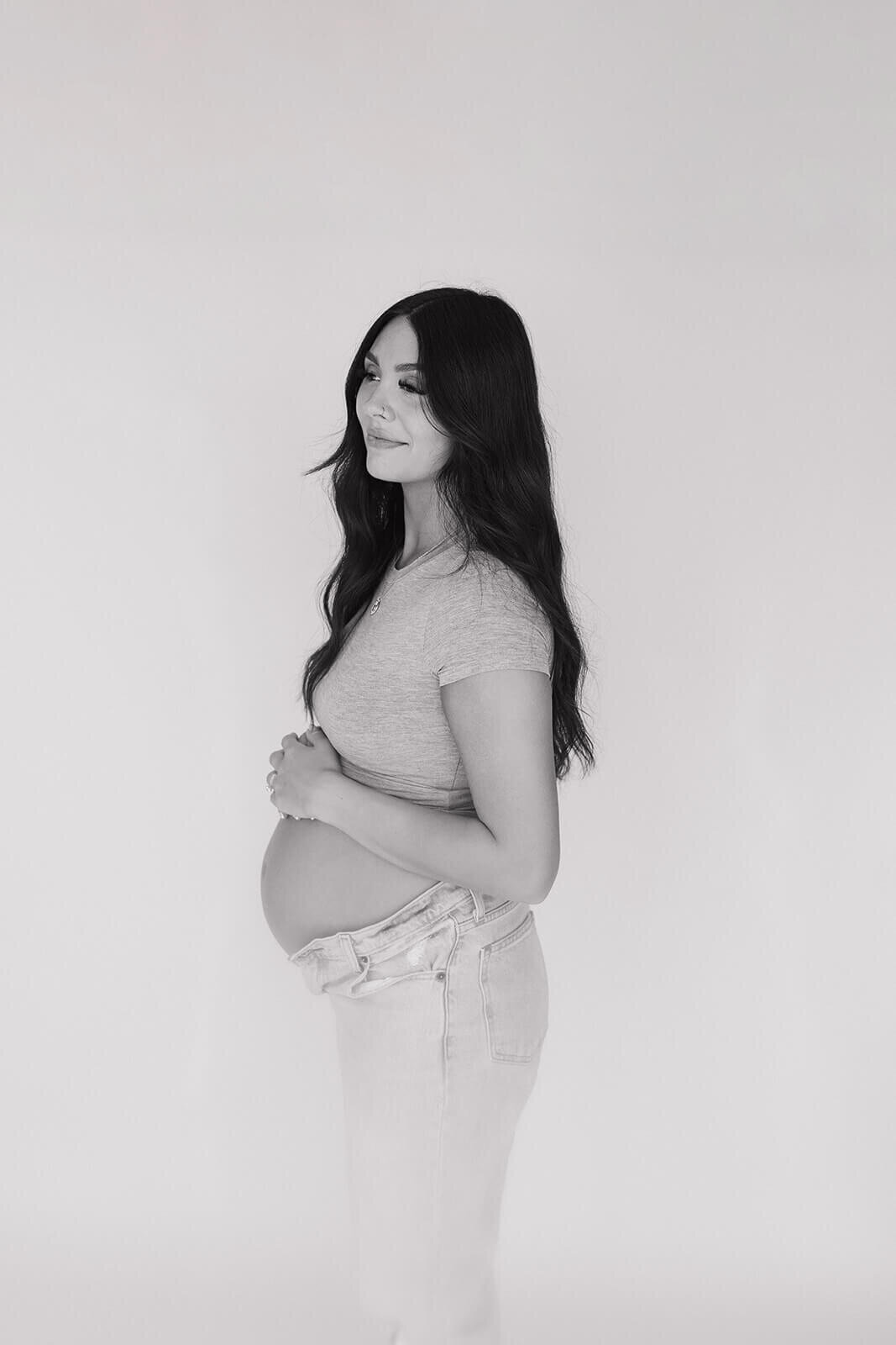 Maternity-session-portrait-in-the-studio