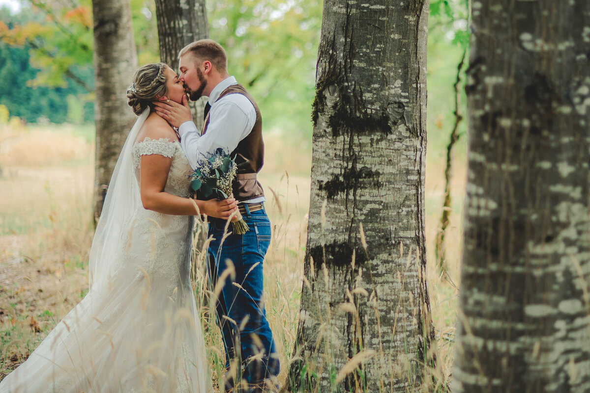 groom holding brides face