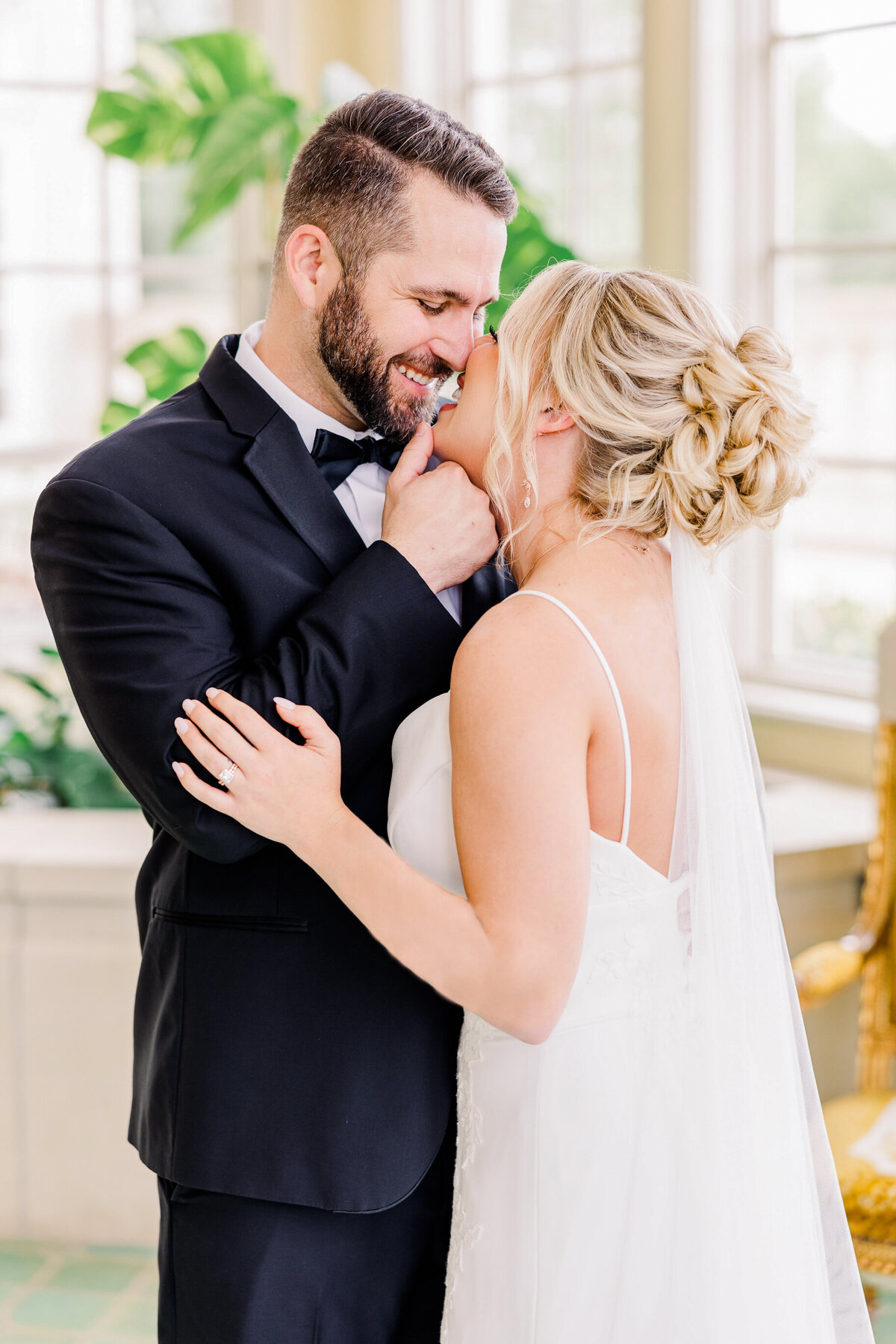 couple-kissing-in-the -tea-room