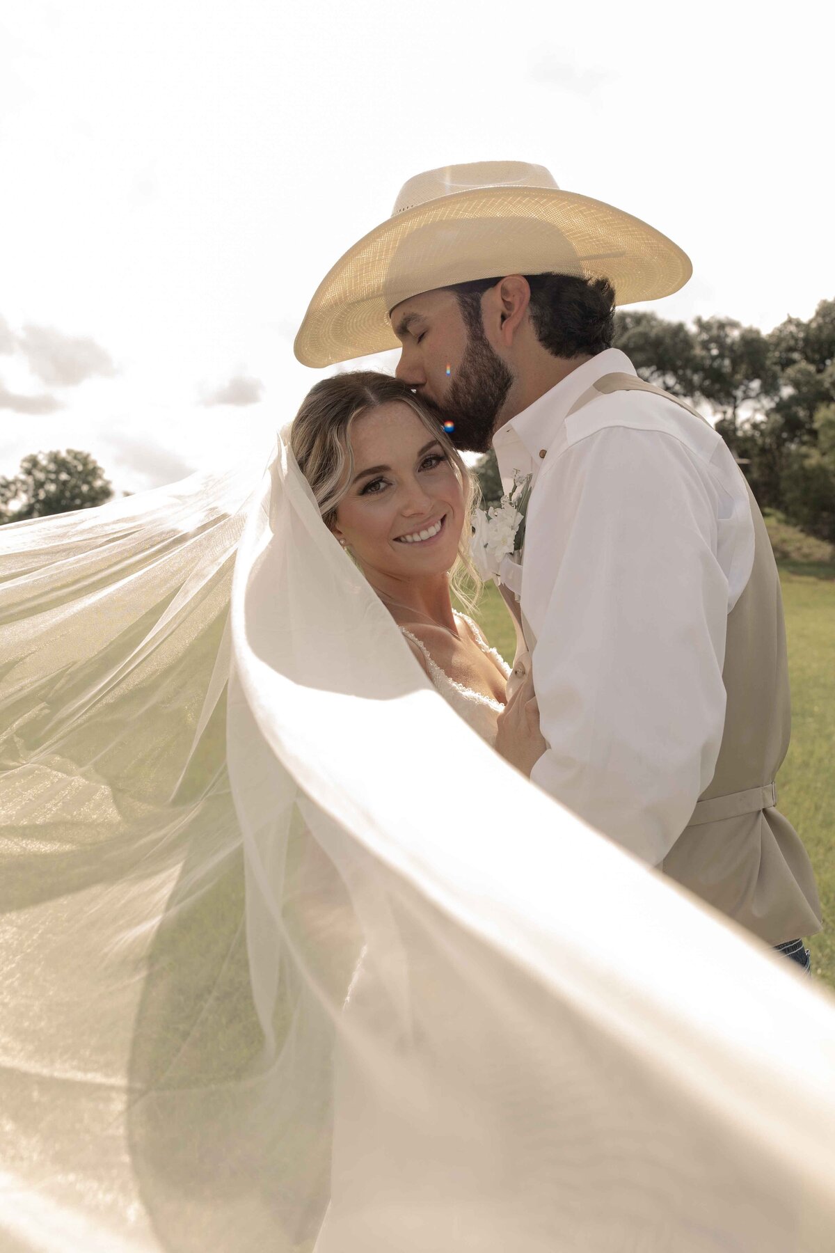 Dakota&Hope'sSneakPeeks-courtneyagaryphotography-40