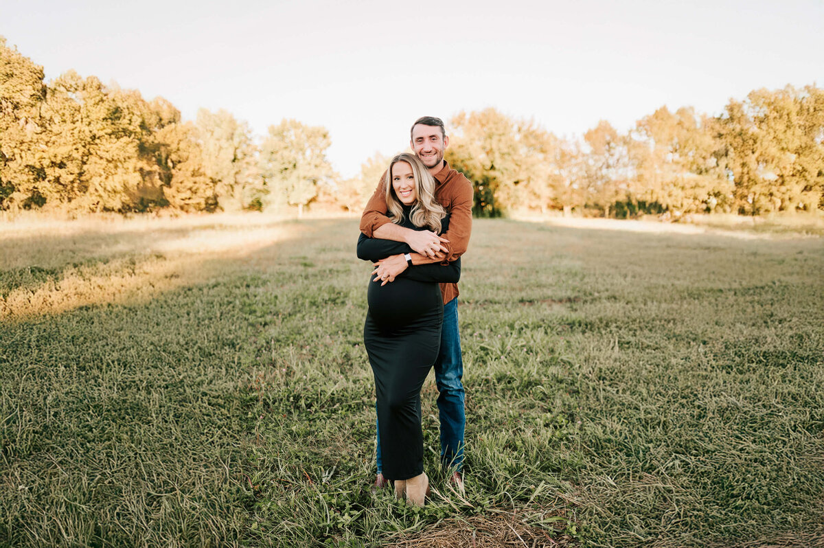 Springfield Mo maternity photographer Jessica Kennedy of The XO Photography of pregnant couple hugging in field