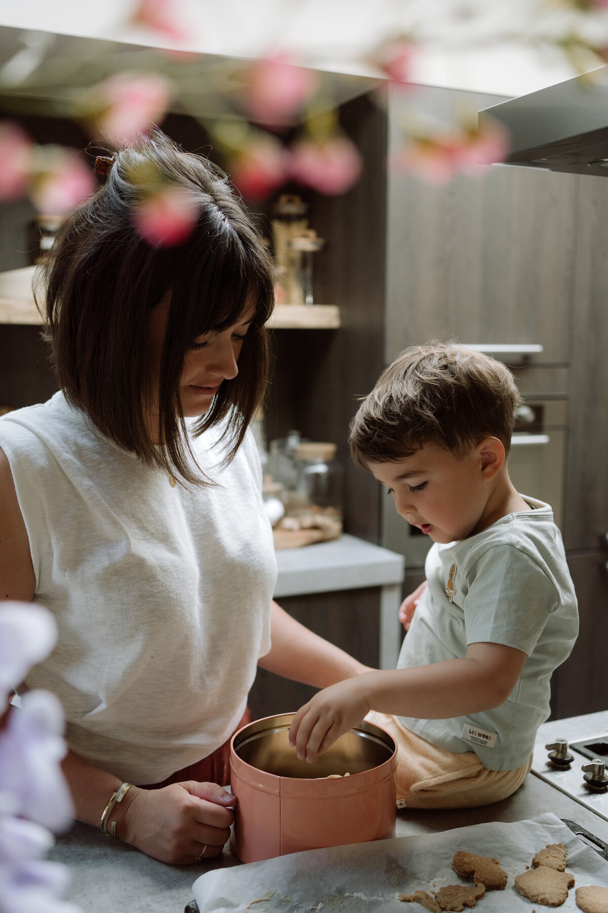 Lifestyle gezinsfotografie tijdens een Homes to Remember-shoot - koekjes in een trommel doen 