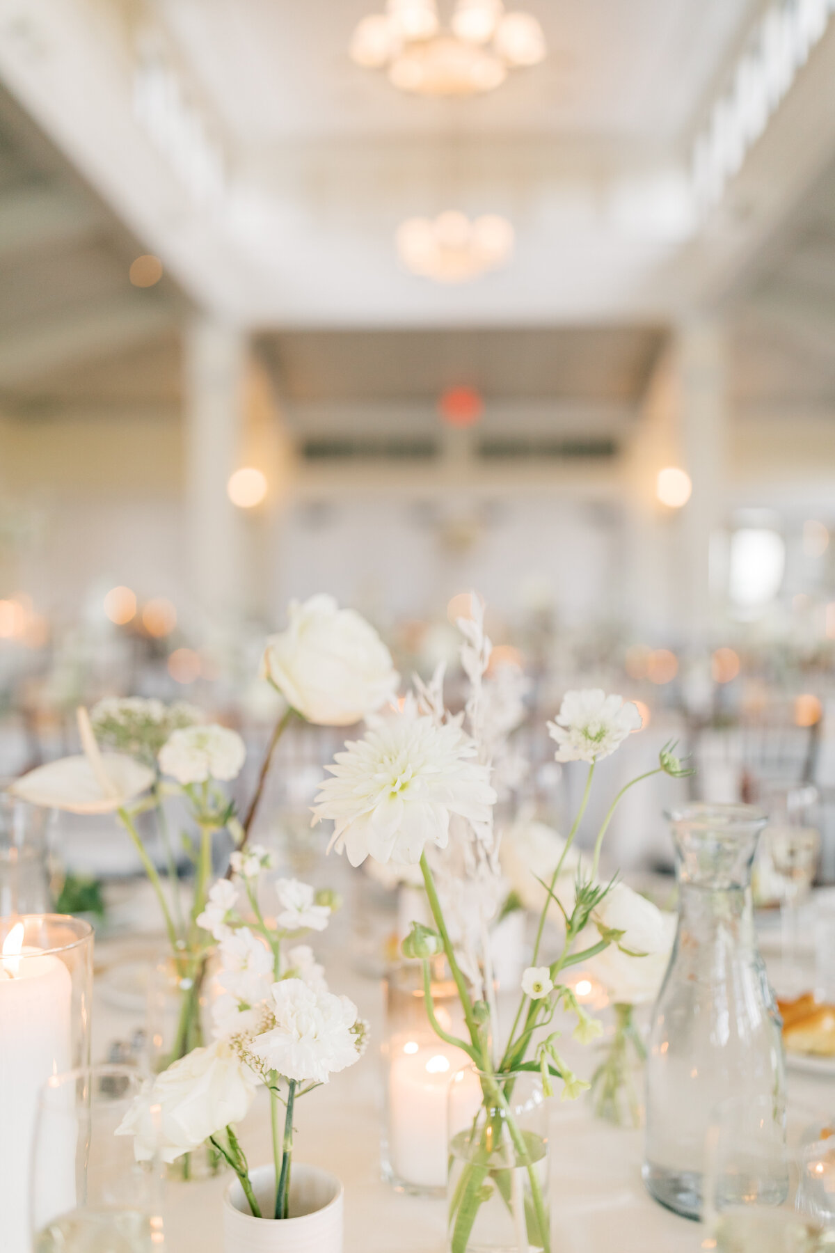white-wedding-flower-centerpieces