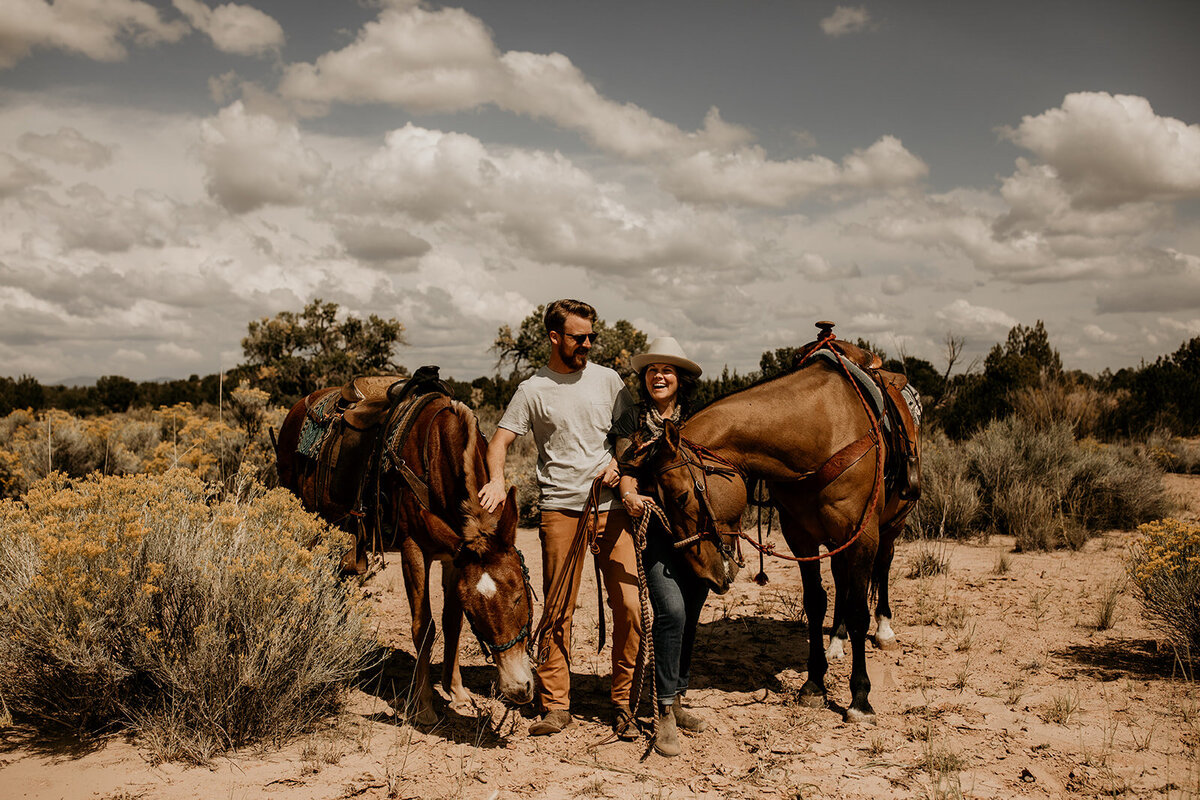 santa-fe-new-mexico-horseback-riding-engagement-photos (26)