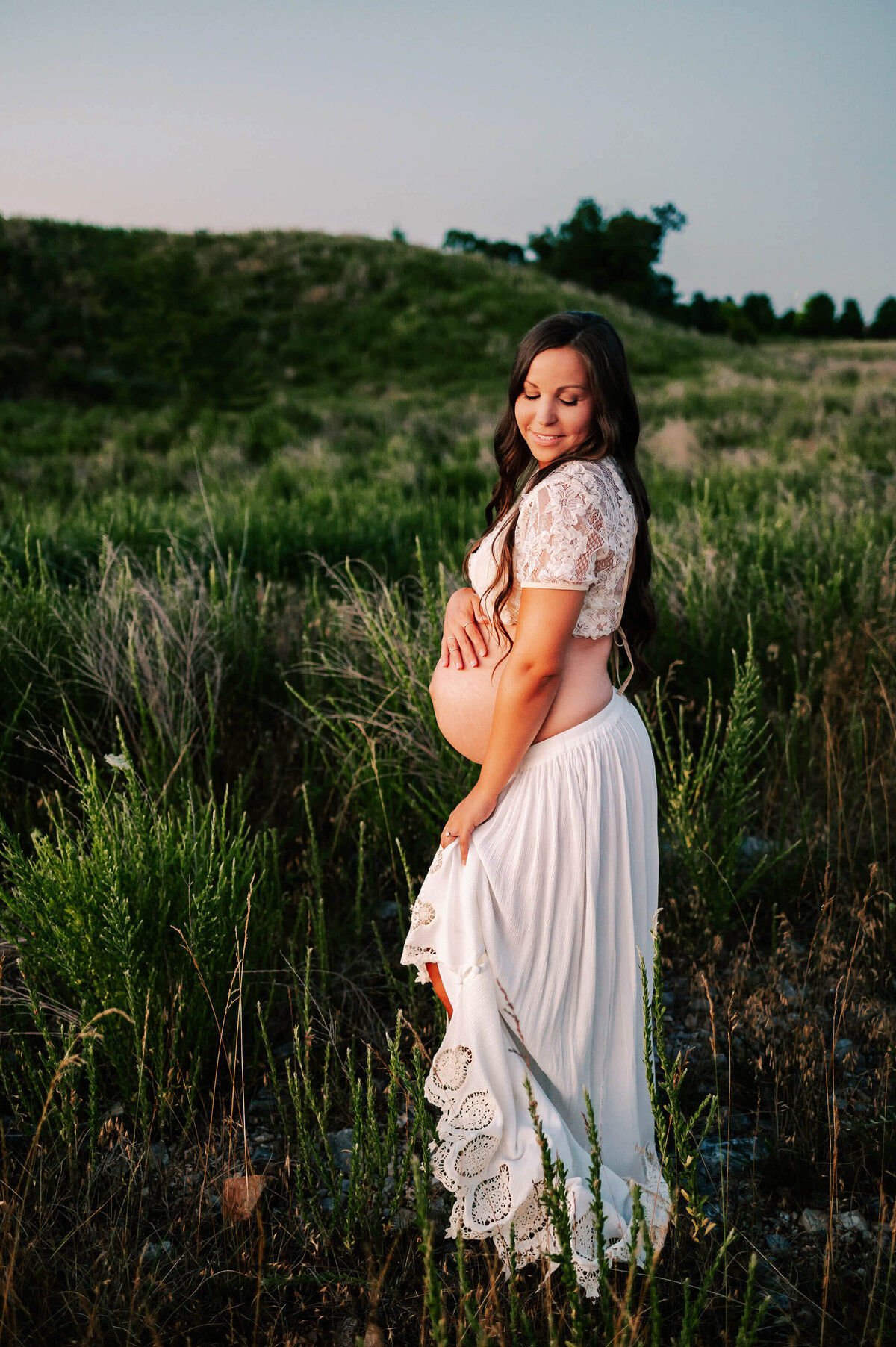 Springfield MO maternity photographer Jessica Kennedy of The XO Photography captures pregnant mom standing in field at dusk