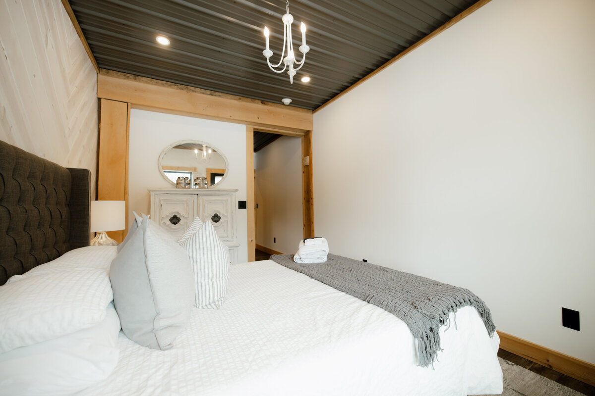 Bear-Ridge-Destination-barndo-suites-rosie-photo-video-13