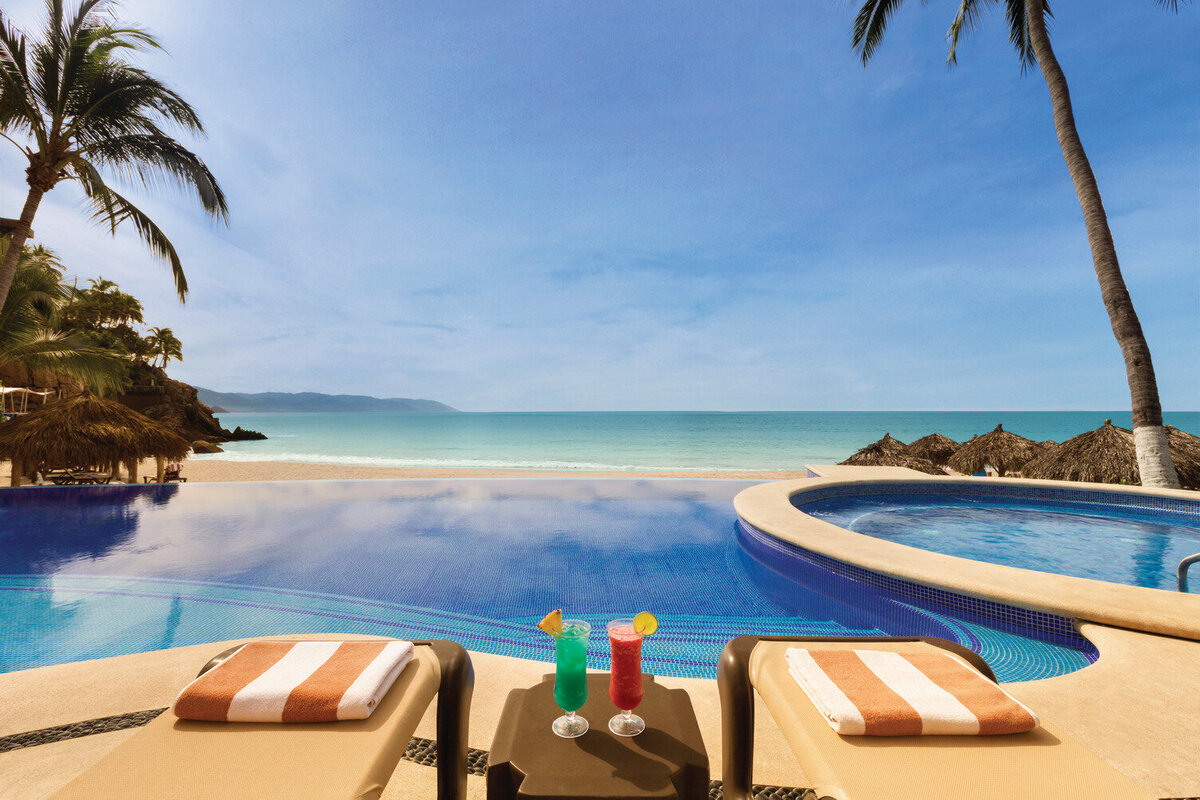 Hyatt-Ziva-Puerto-Vallarta-Adult-Pool-Drinks