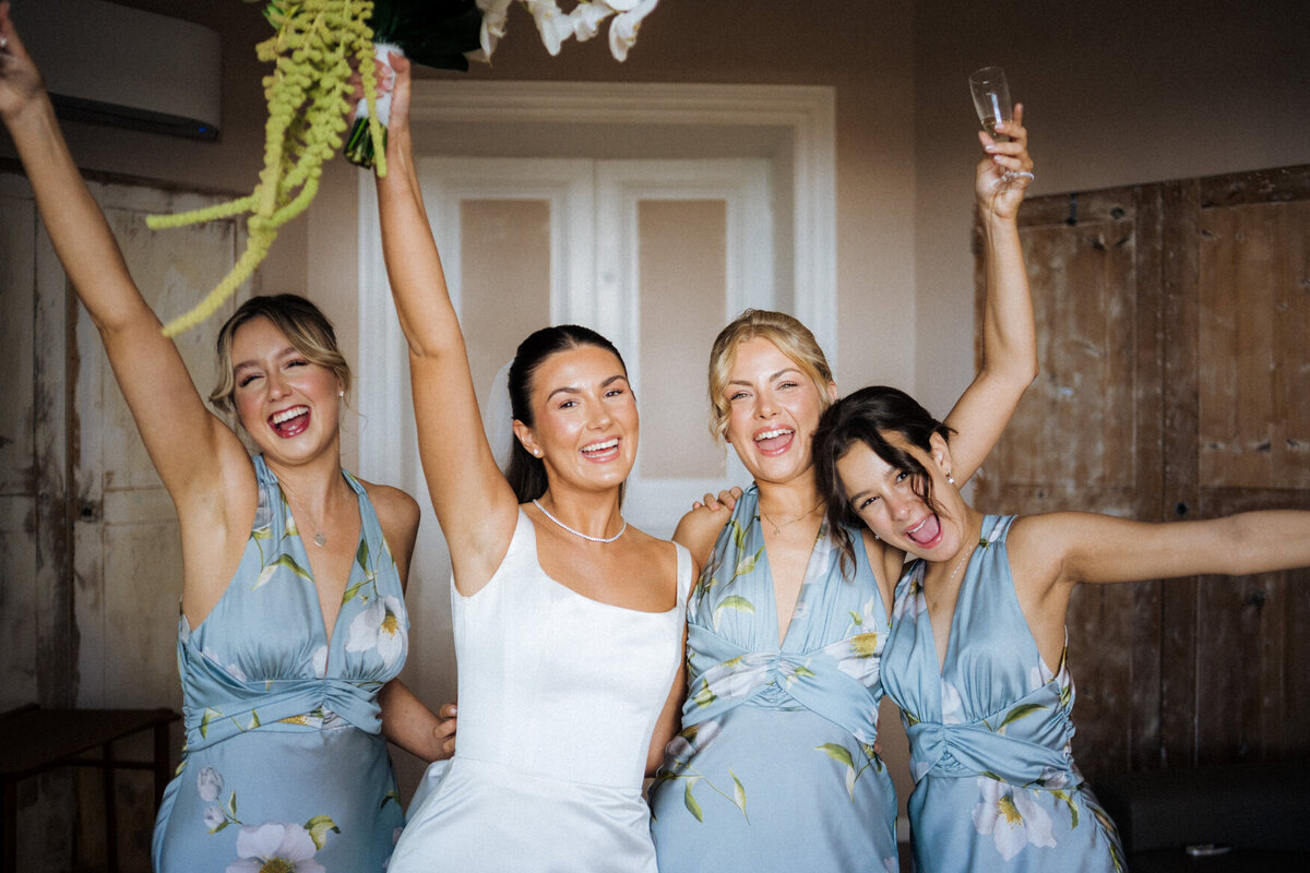 bride-with-bridesmaids-getting-ready-room-france2