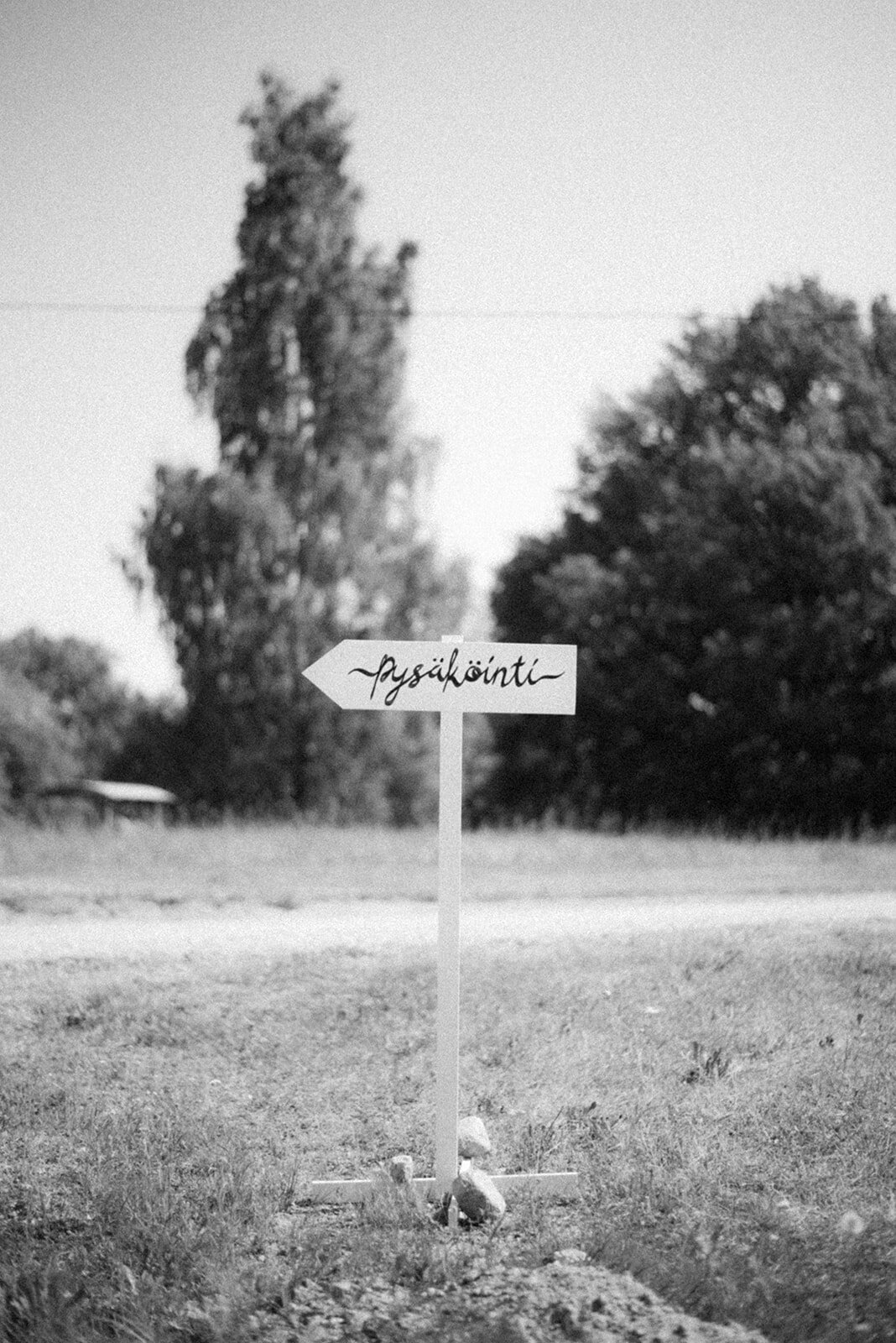 Pysäköinti-kyltti häävieraiden opastamiseksi