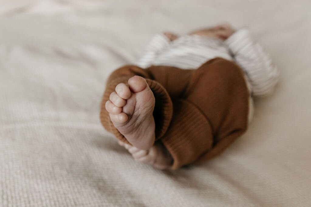 Close-up van de voetjes van newborn baby Leon tijdens de newbornshoot