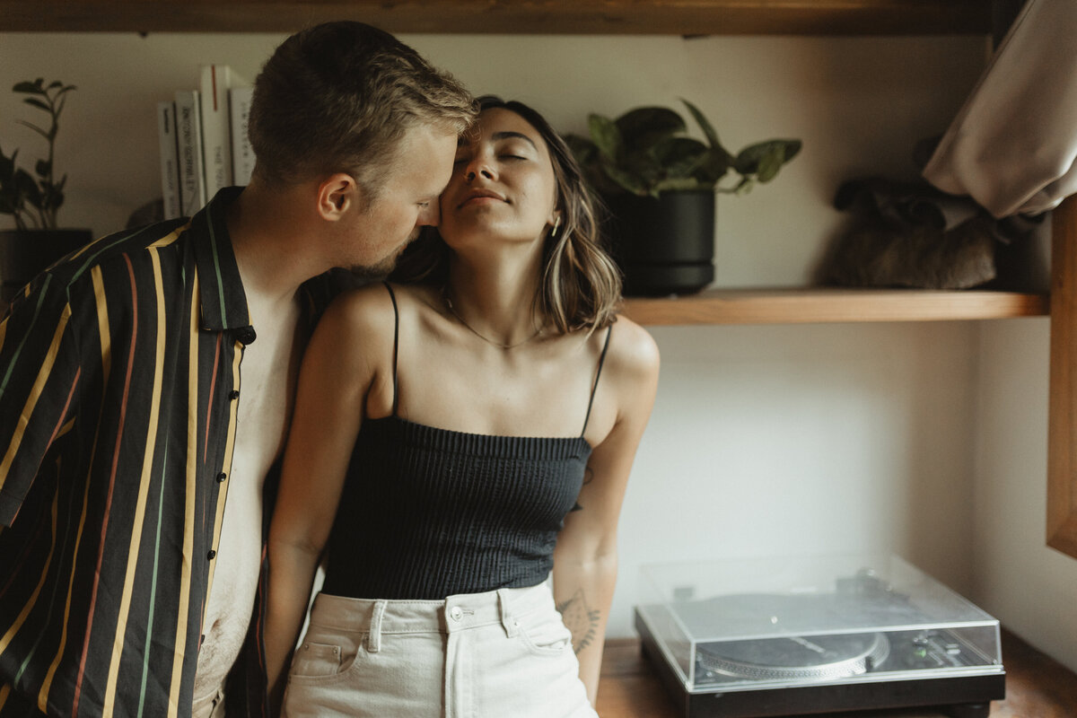 casualcouplesinhomesessionkansascityphotographer-56