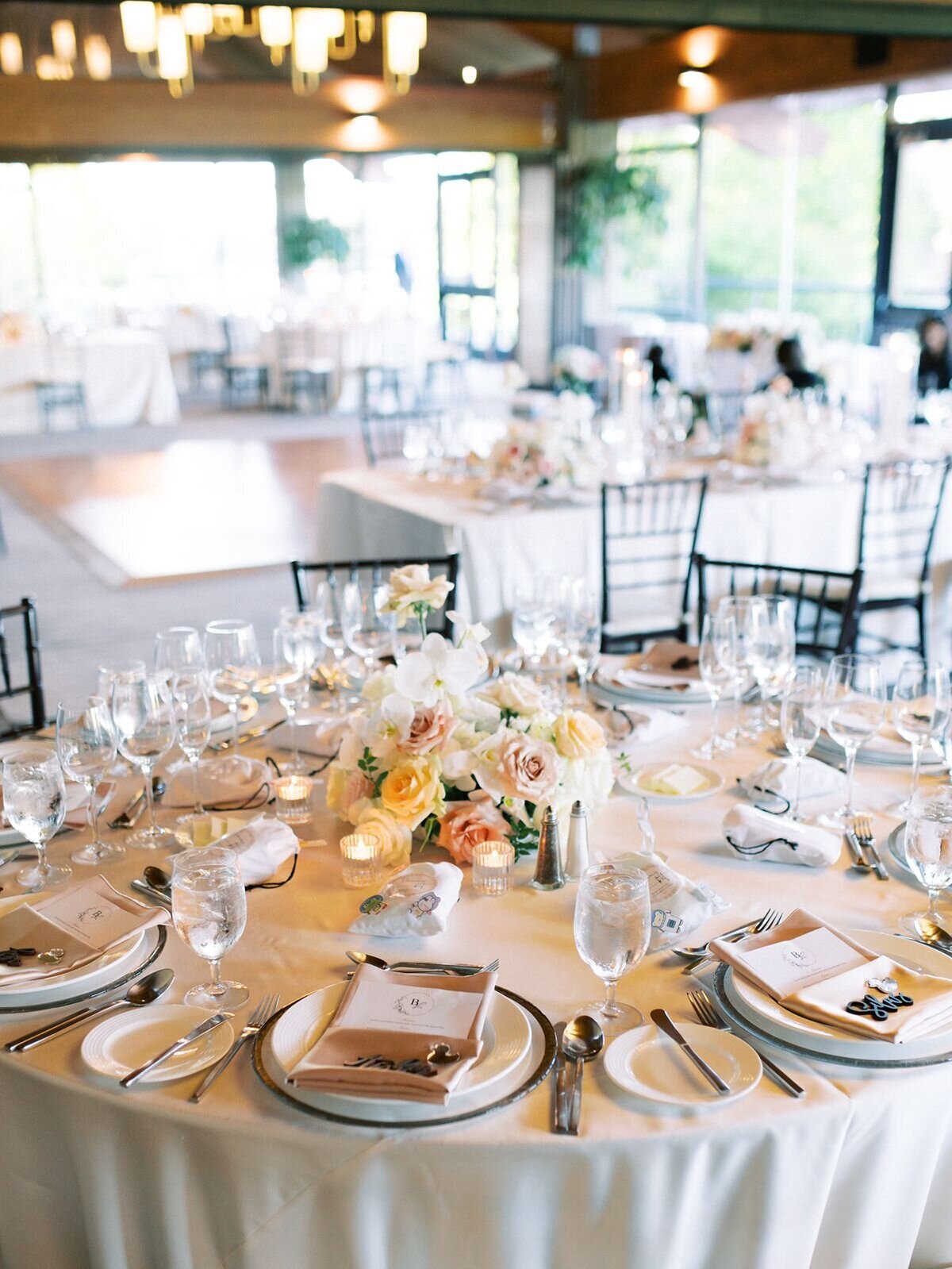 beige-ivory-tablescape